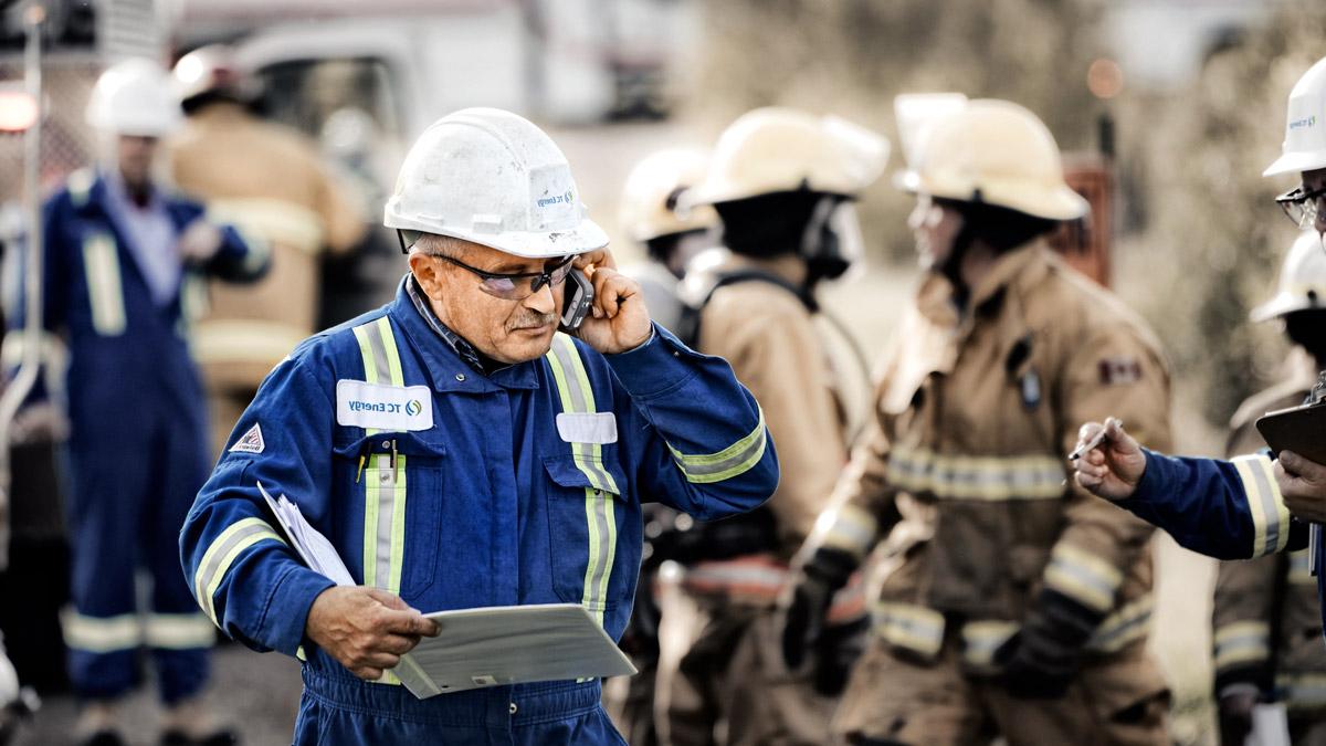 Man 和 woman monitoring pipelines.